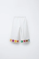 PANTALON RUSTIQUE FLEURS EN MAILLE CROCHET