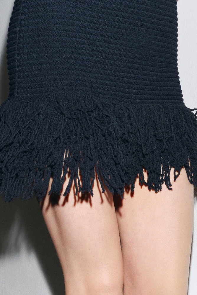 ROBE EN MAILLE QUADRILLÉE À FRANGES