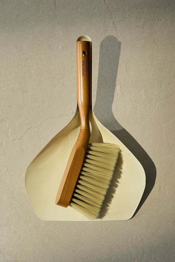 DUSTPAN AND BRUSH SET