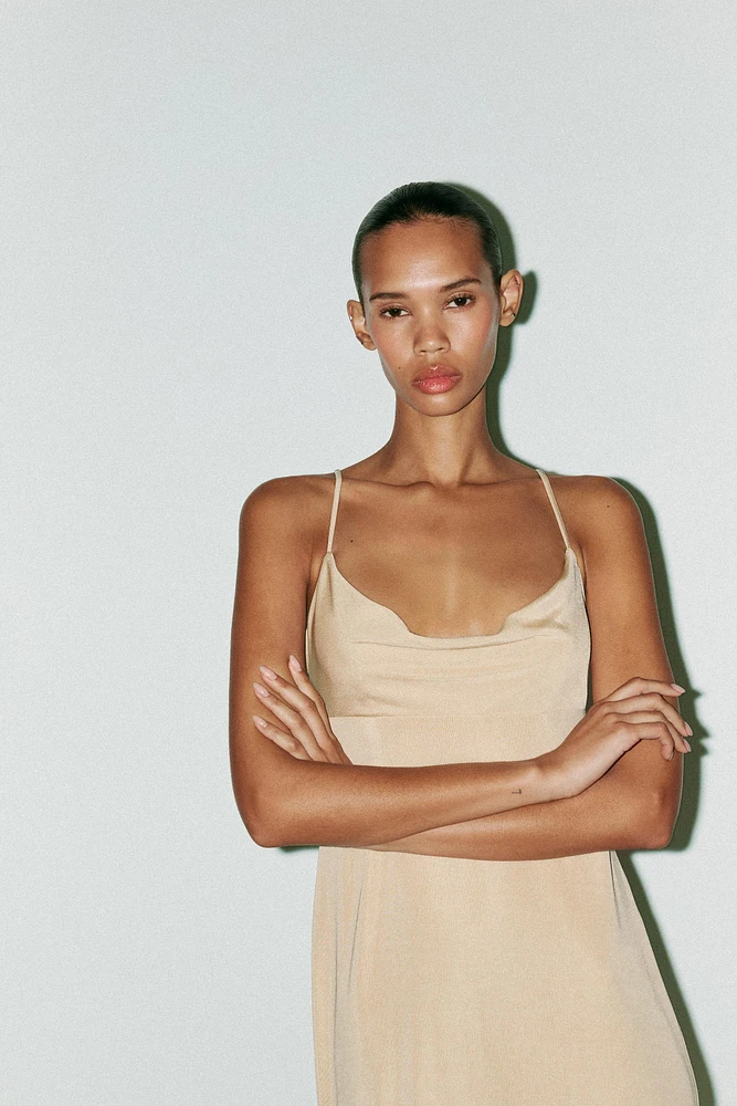 ROBE LONGUE DOS DÉCOLLETÉ DRAPÉ