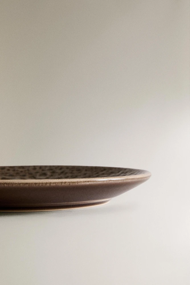 DESSERT PLATE WITH RAISED DESIGN
