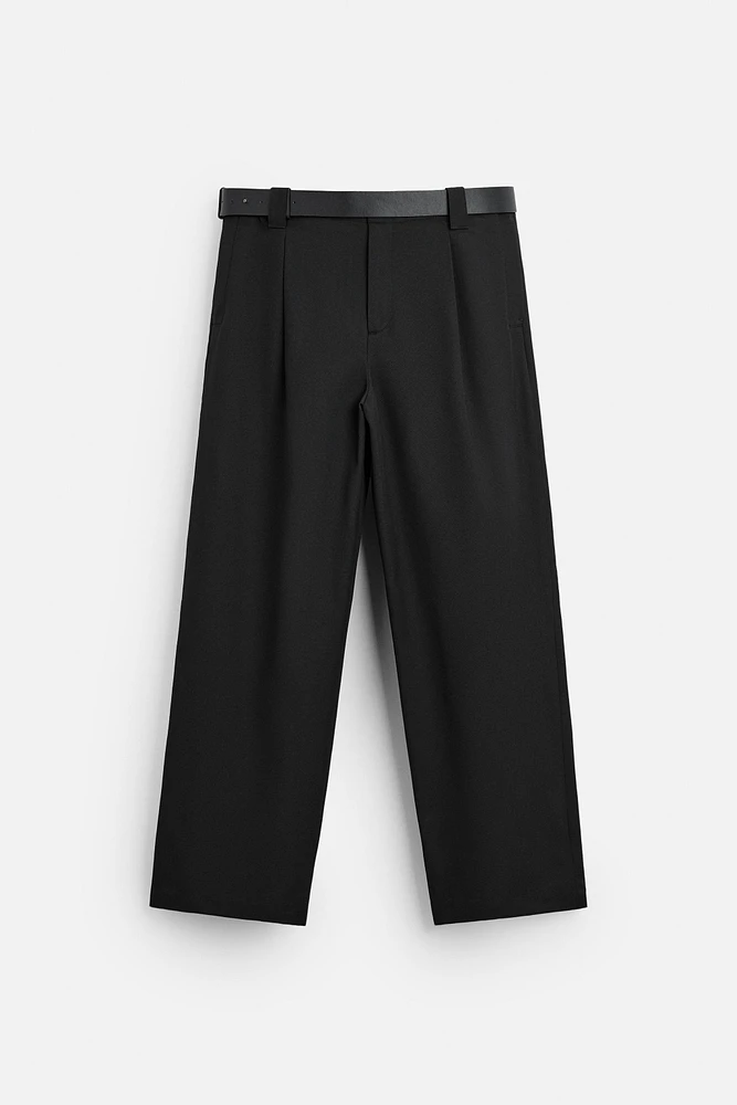 PANTALON À PLIS ET CEINTURE