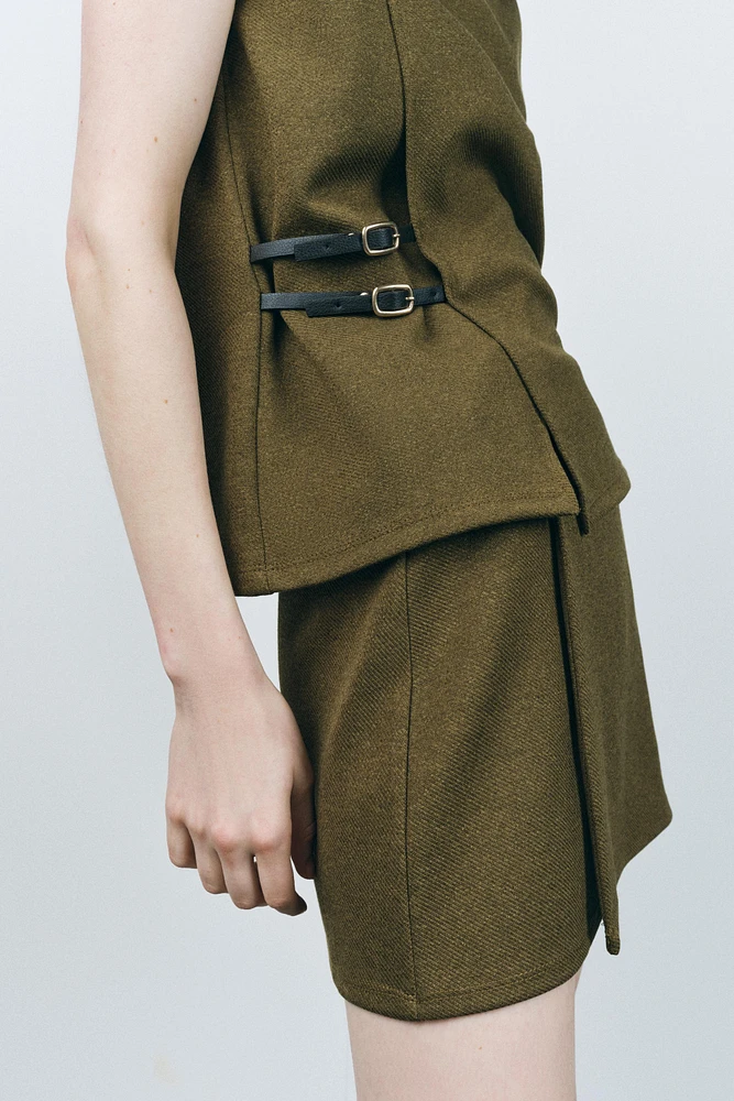 BUCKLE TWILL WRAP TOP