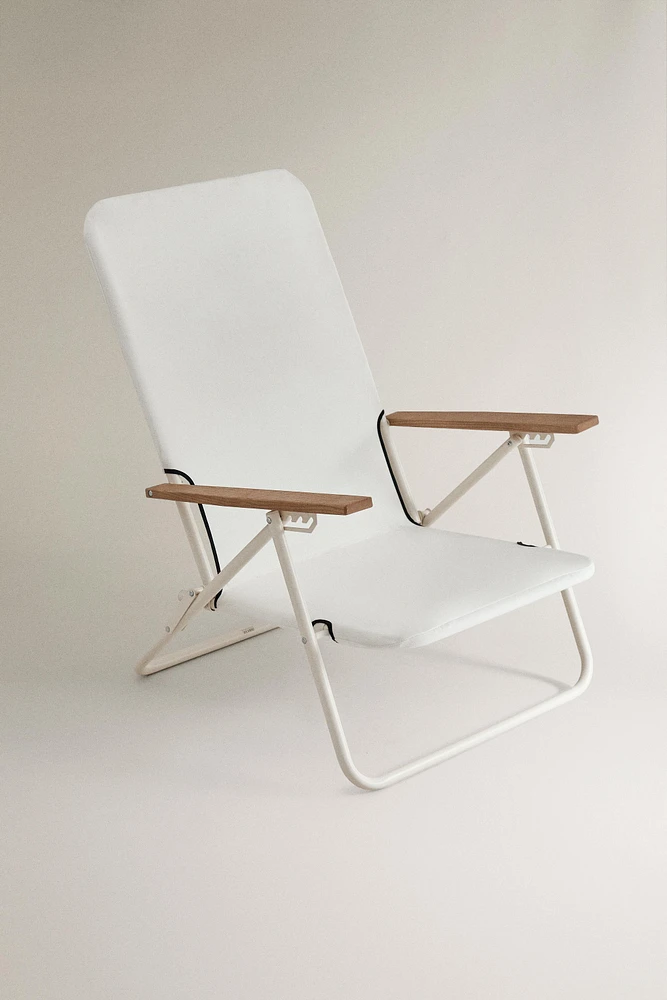 FOLDING BEACH CHAIR WITH WOODEN ARM RESTS
