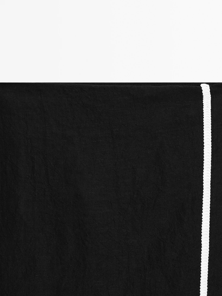 Jupe midi avec broderie contrastante