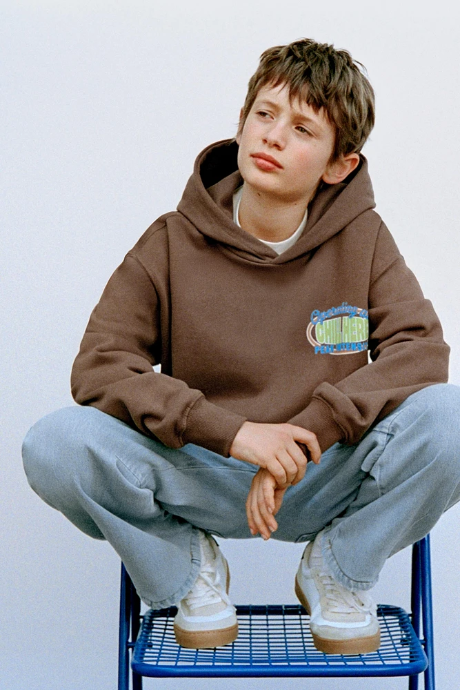TEXT PRINT HOODED SWEATSHIRT