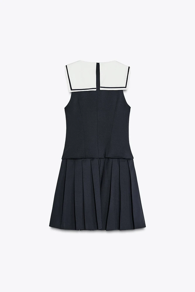 ROBE COURTE À PLIS PLATS