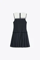 ROBE COURTE À PLIS PLATS