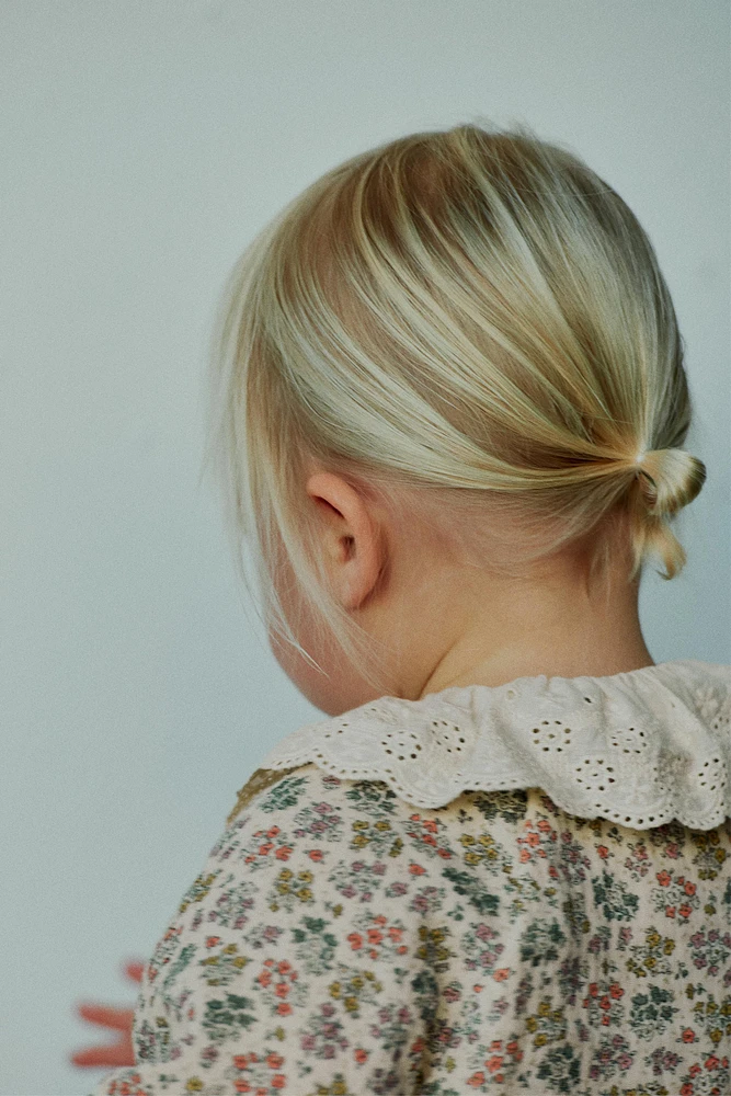 CHEMISE À FLEURS AVEC COL BRODÉ