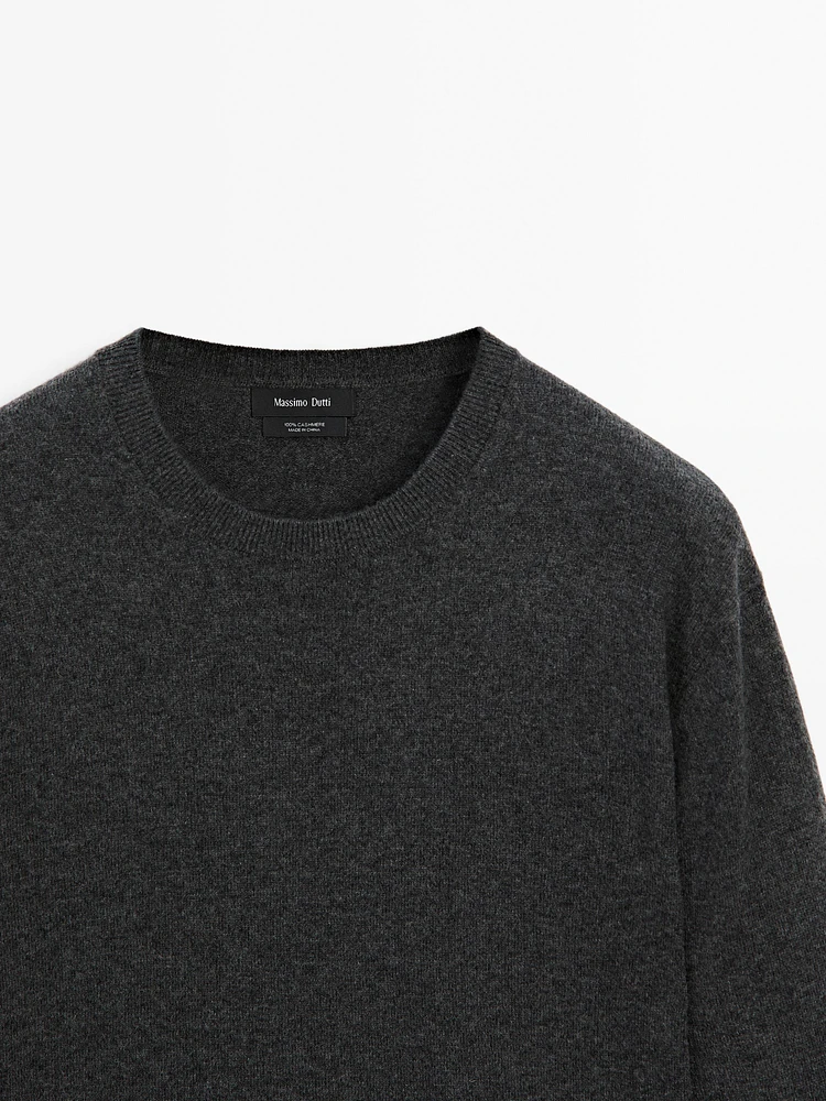 Cashmere knit sweater with a crew neck