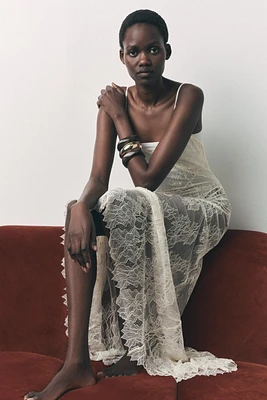 ROBE EN DENTELLE ASYMÉTRIQUE