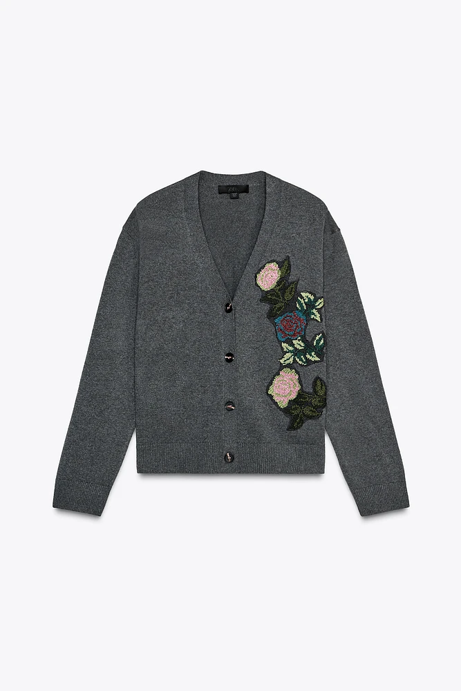 GILET EN MAILLE À FLEURS BRODÉES