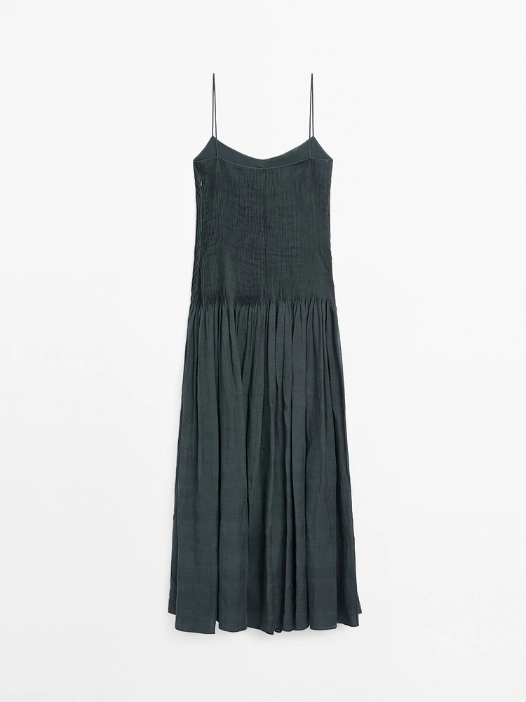 Long flounce dress with pintucks