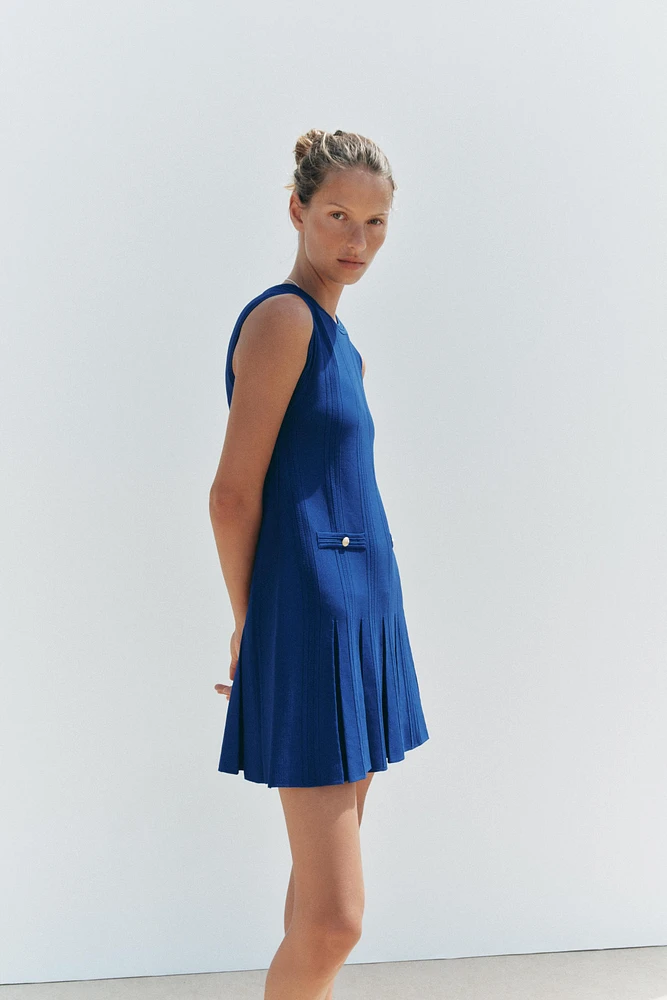 ROBE EN MAILLE À PLIS PLATS