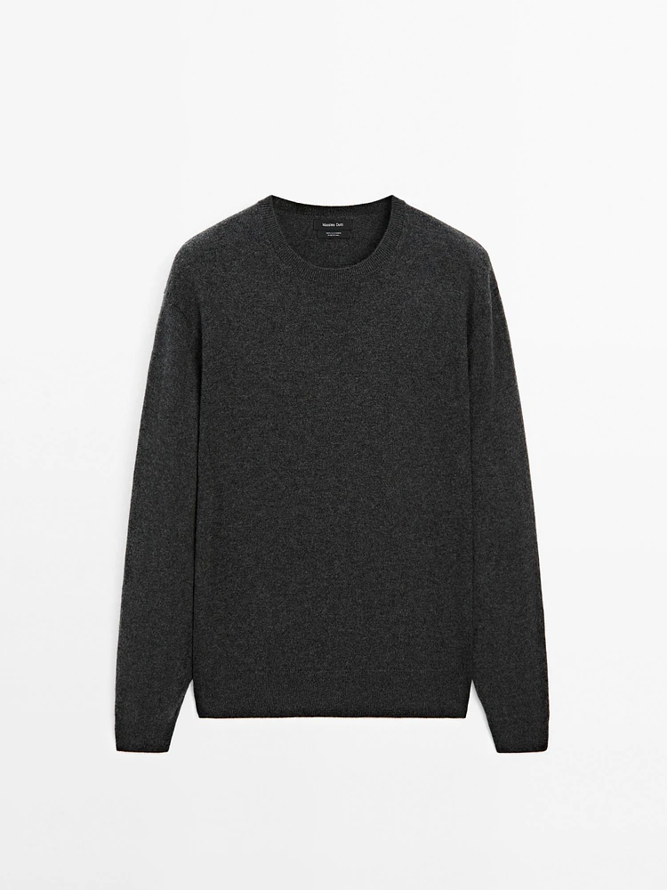 Cashmere knit sweater with a crew neck