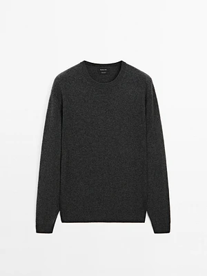 Cashmere knit sweater with a crew neck