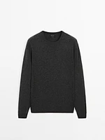 Cashmere knit sweater with a crew neck