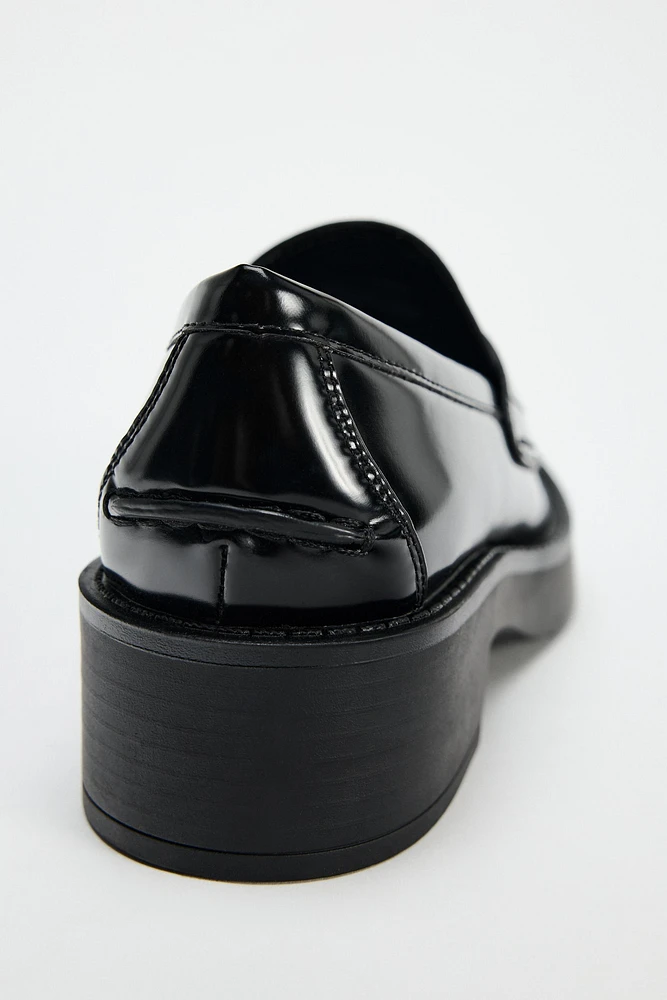 FAUX PATENT LEATHER SADDLE LOAFER