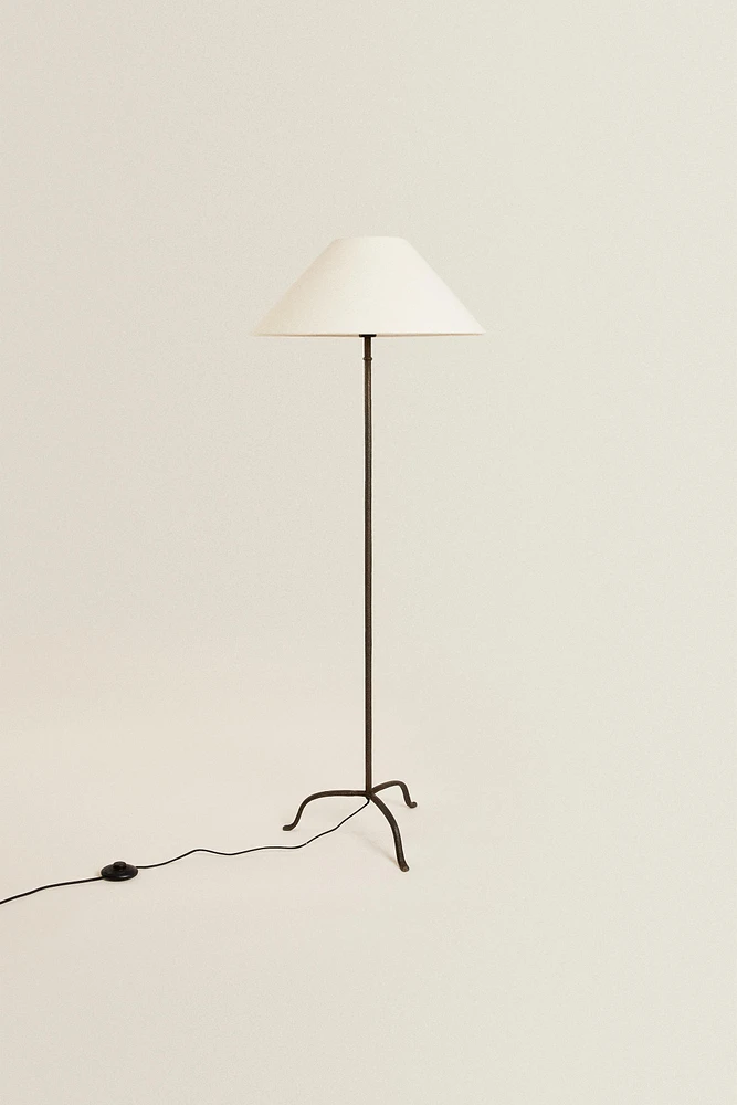 TRIPOD BASE FLOOR LAMP