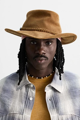 CHAPEAU EN CUIR DAIM