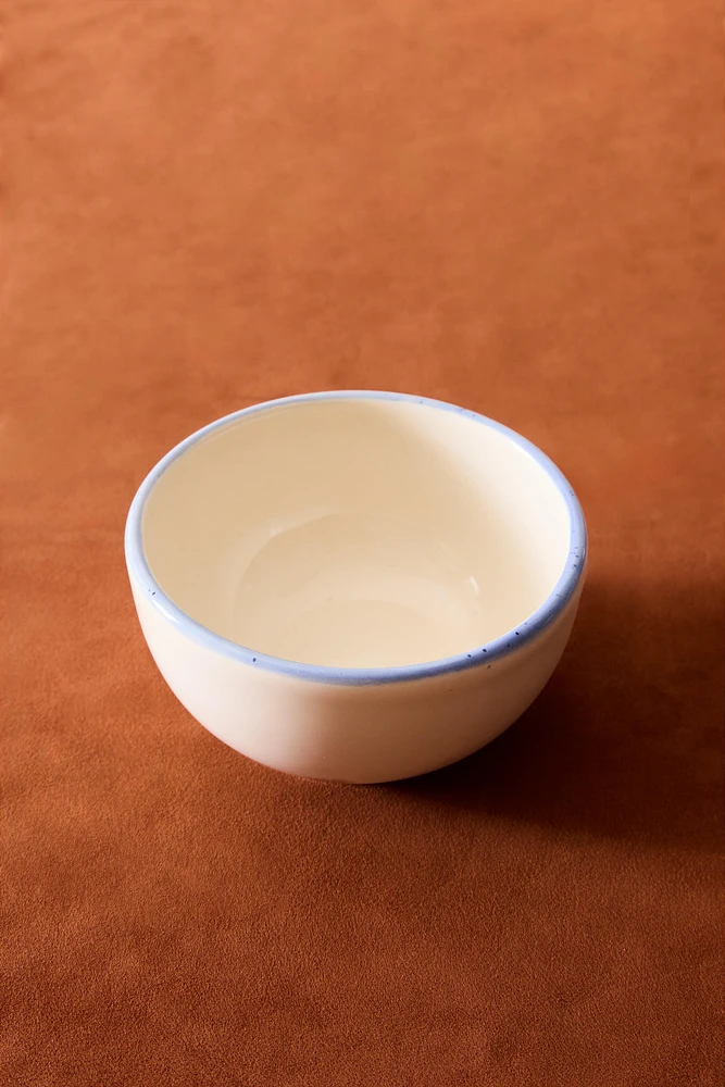 STONEWARE APPETIZER BOWL WITH RIM DETAIL