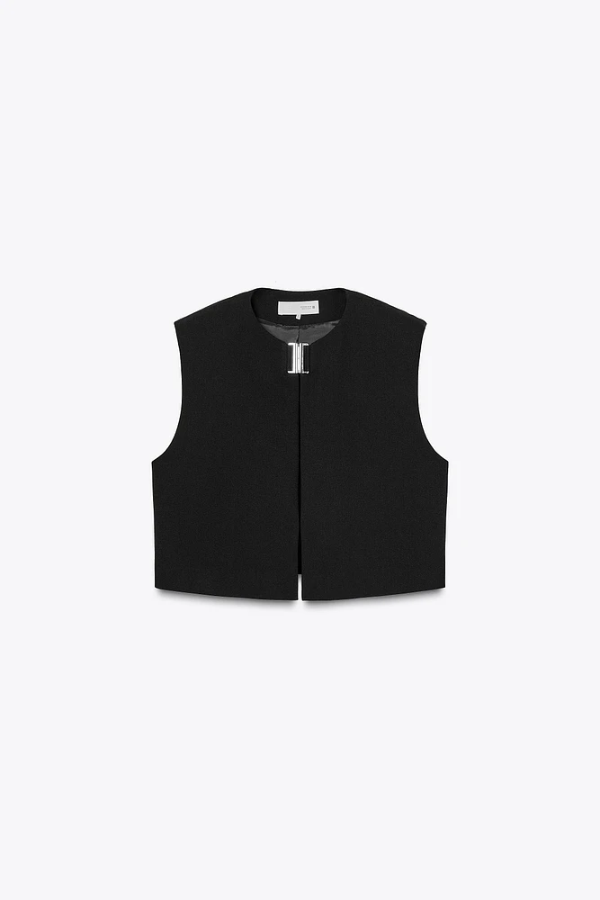 SHORT VEST WITH METAL CLASP