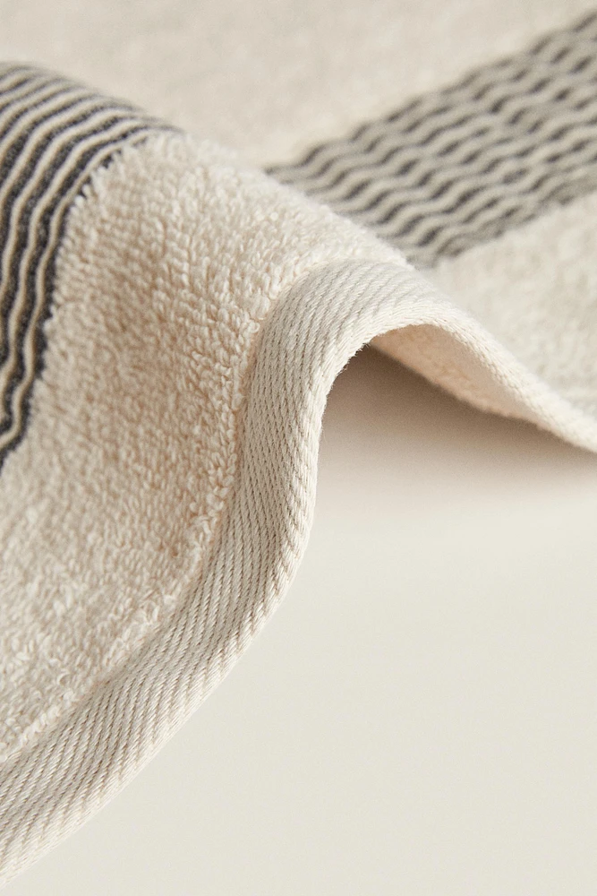 COTTON BATH TOWEL WITH PLEATED BORDER