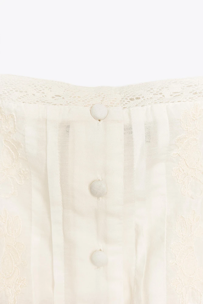 TOP BRODÉ AVEC LACETS