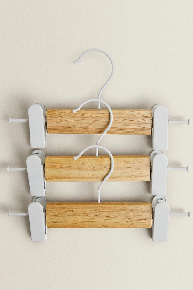 PACK OF CHILDREN’S WOODEN HANGERS WITH CLIPS (PACK OF 3)