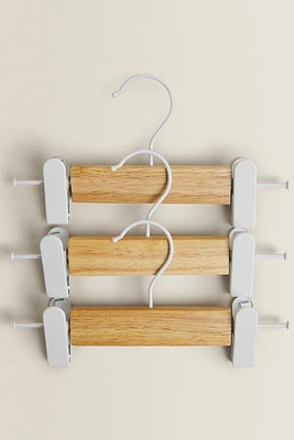 PACK OF CHILDREN’S WOODEN HANGERS WITH CLIPS (PACK OF 3)