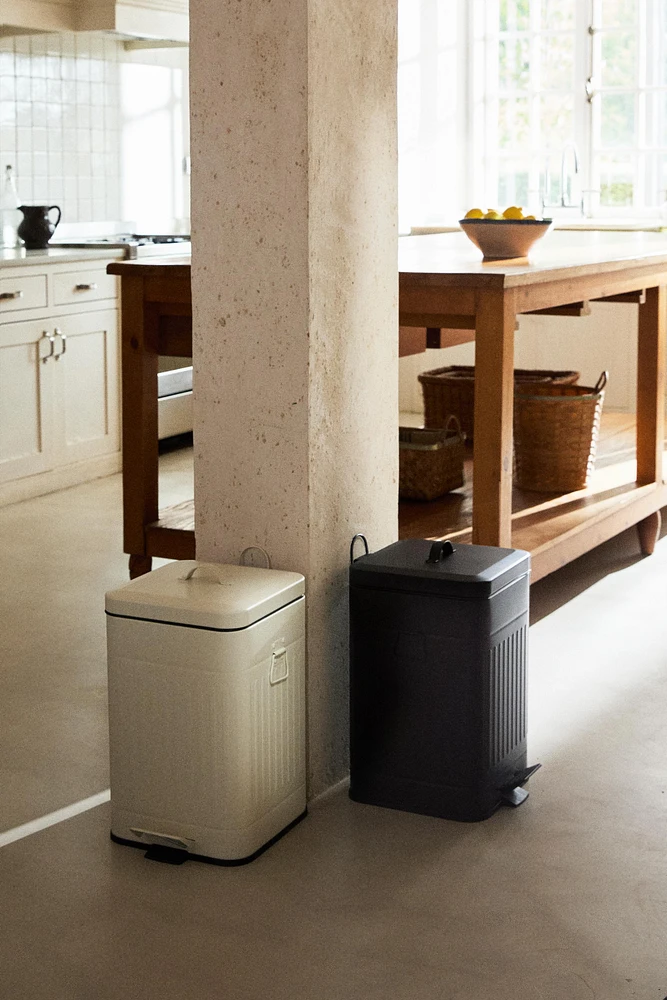 SMALL KITCHEN TRASH CAN
