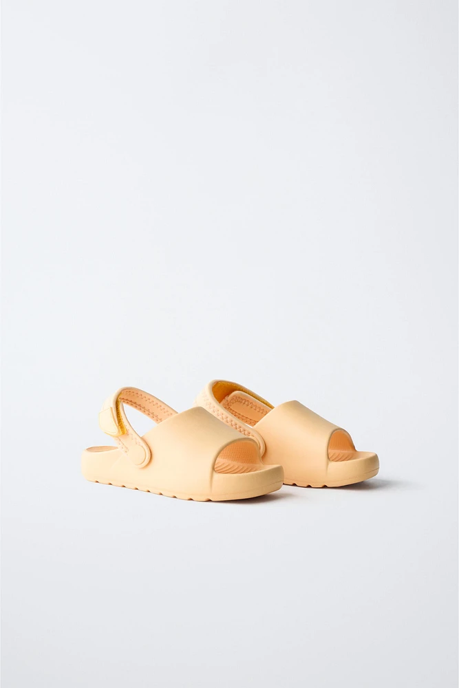 CLAQUETTES CAOUTCHOUTÉES