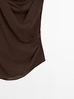Top lin à encolure asymétrique