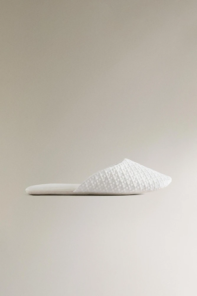 CHAUSSONS TISSU PLUMETIS DÉTAIL SATIN