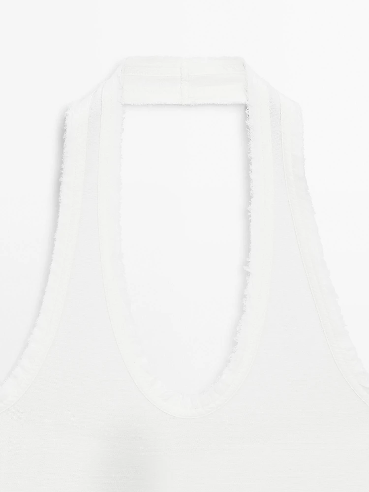 Top slim à encolure américaine effiloché