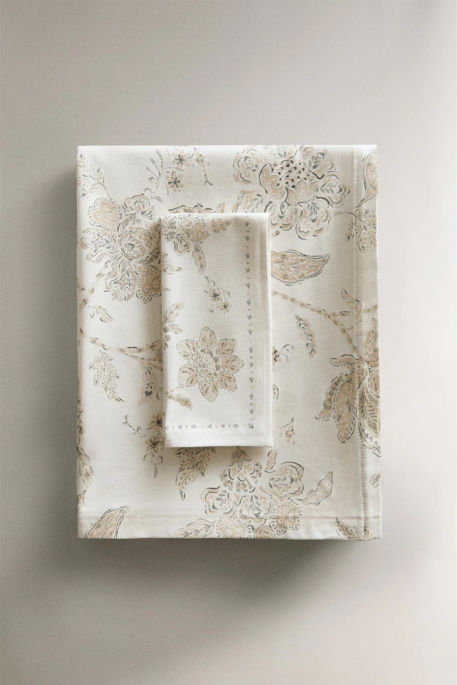 NAPPE À IMPRIMÉ FLORAL