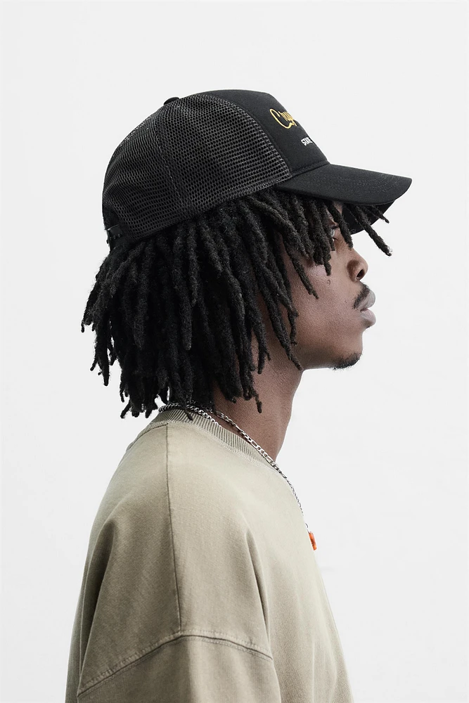 CONTRAST EMBROIDERED CAP