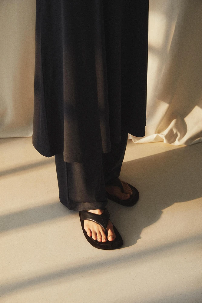 COMFORT FLAT LEATHER SANDALS