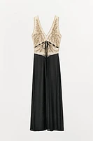 ROBE EN MATIÈRES VARIÉES STRUCTURE FANTAISIE