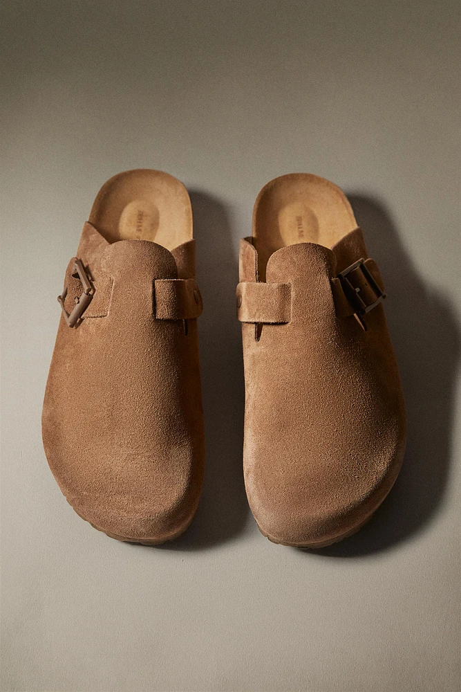 LEATHER CLOGS WITH BUCKLE