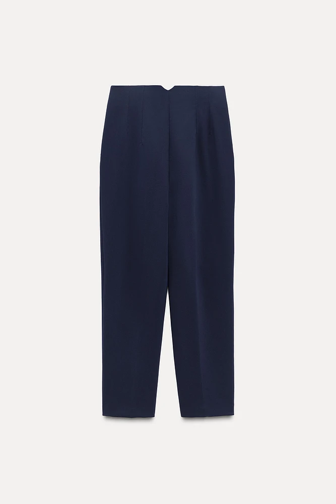 PANTS WITH A HIGH WAIST