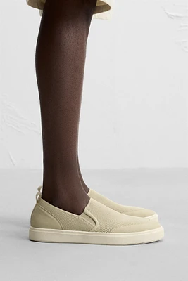 CHAUSSURES EN TISSU ET MAILLE