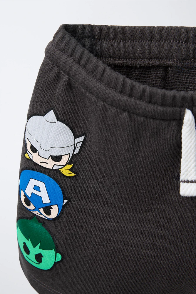 BERMUDA EN MOLLETON IMPRIMÉ THE AVENGERS © MARVEL