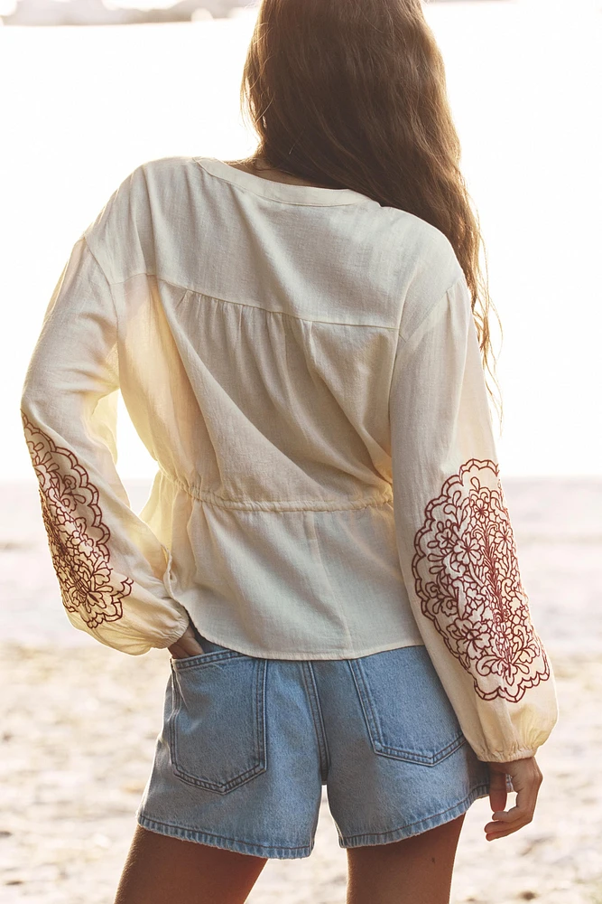 BLOUSE BRODÉE À LACETS