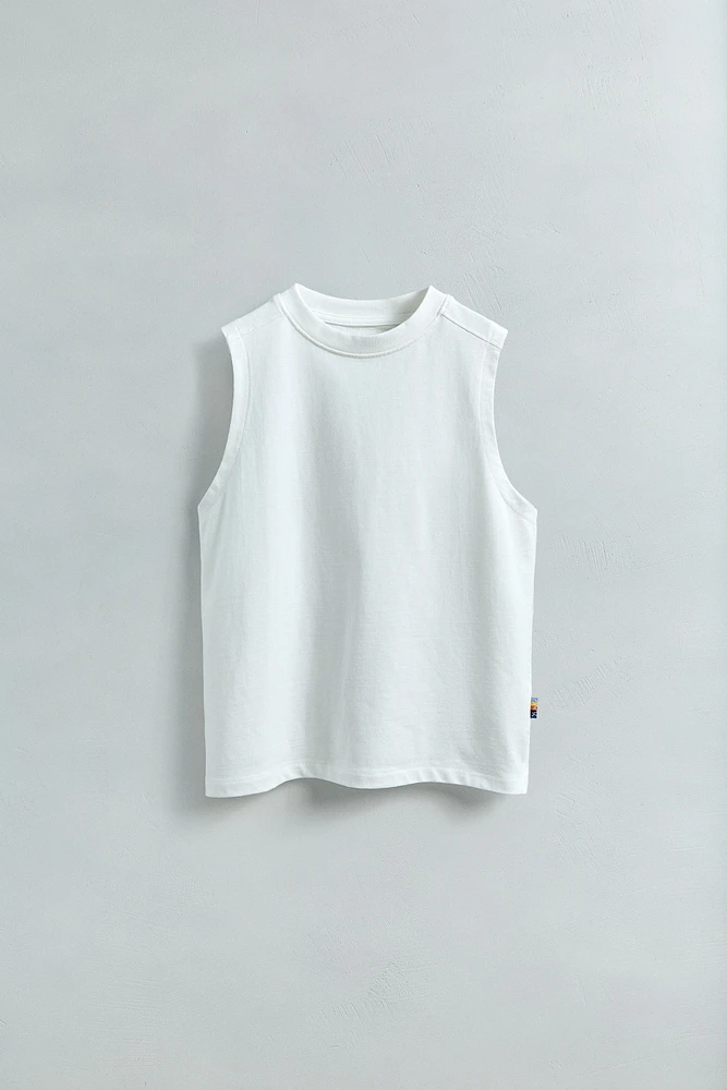 T-SHIRT UNI SANS MANCHES ÉTIQUETTE