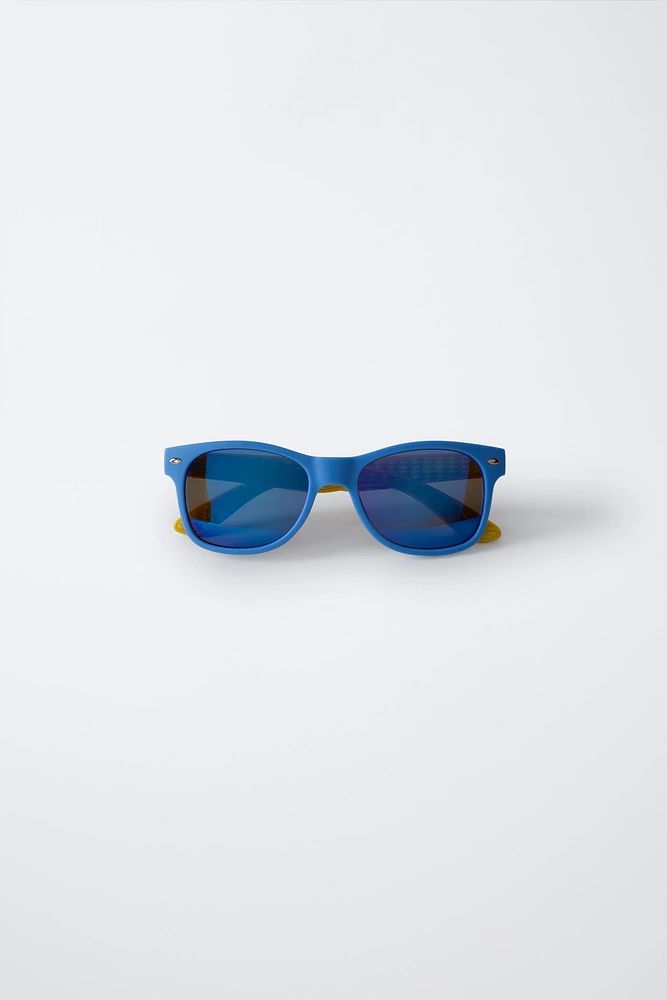 SUNGLASSES WITH NON-SLIP TEMPLES