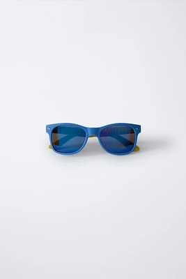 SUNGLASSES WITH NON-SLIP TEMPLES