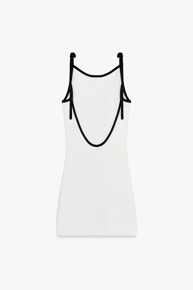 ROBE COURTE EN MAILLE LACETS CONTRASTE