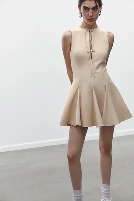 ROBE COURTE LACETS GODETS