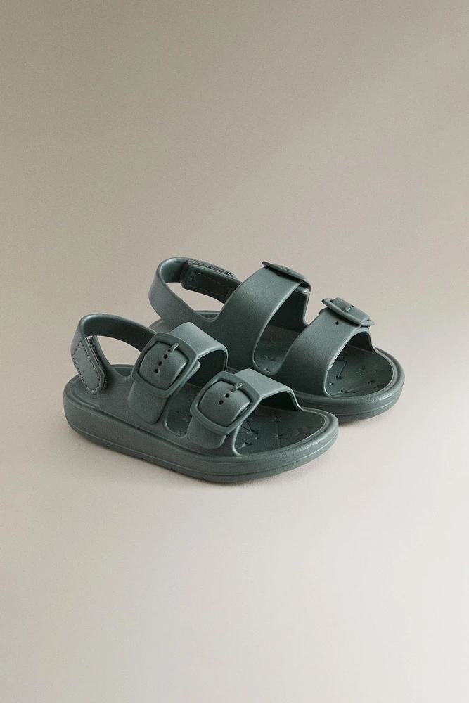 VOLUMINOUS BUCKLED SANDALS